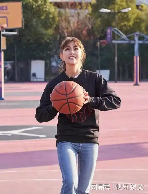 周杰伦陪妻子打球过情人节昆凌身材好颜值高不像生过三个孩子