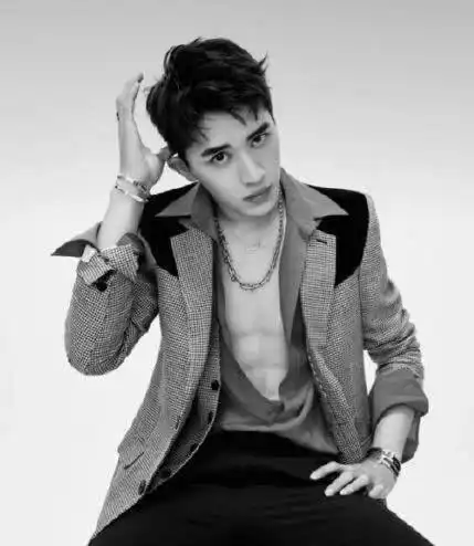 许魏洲拼了!为新戏狂撸六块腹肌,却被导演