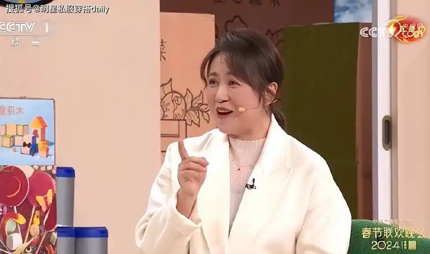 看春晚还得是看沈腾马丽,一个变瘦了一个变美了,粉白搭配很默契_小品