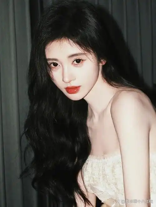 近日,人气女演员鞠婧祎分享了一组胶片风格的写真照片,引发了广泛的