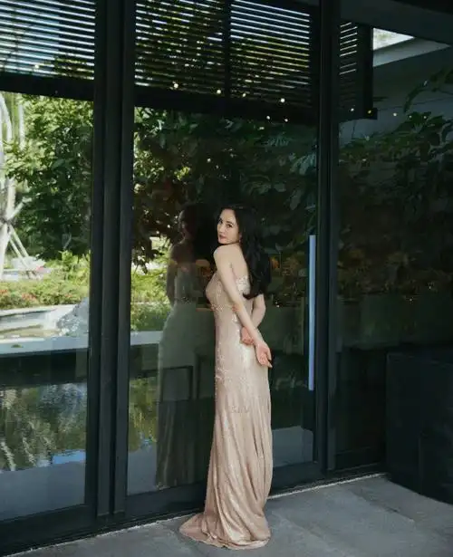 杨幂香槟金斜肩礼服