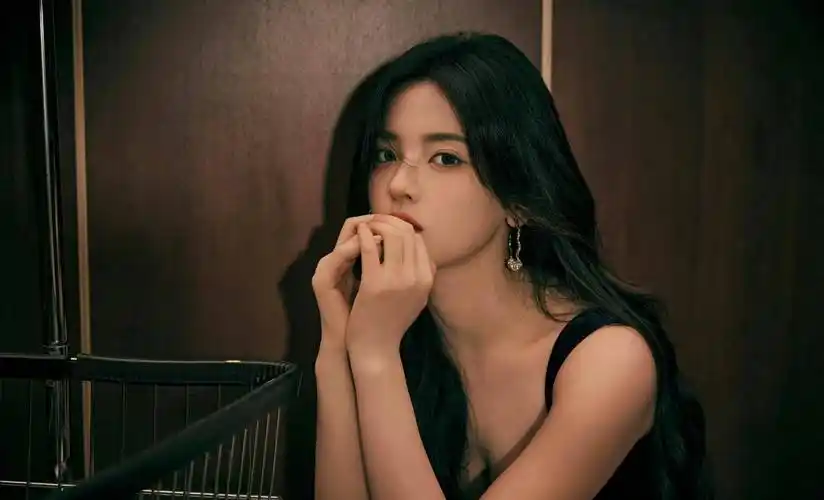 杨超越漂亮的蕾丝连衣裙性感得无可挑剔_魅力_长裙_造型