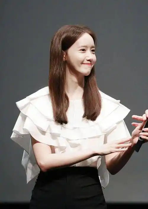 林允儿高清甜美穿搭亮相,荷叶边上衣搭配休闲裤,气质甜美可人_感觉_女