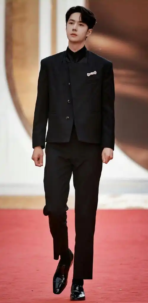 王一博全身图第一弹:红毯牛批症说的就是王一博999999就这体态