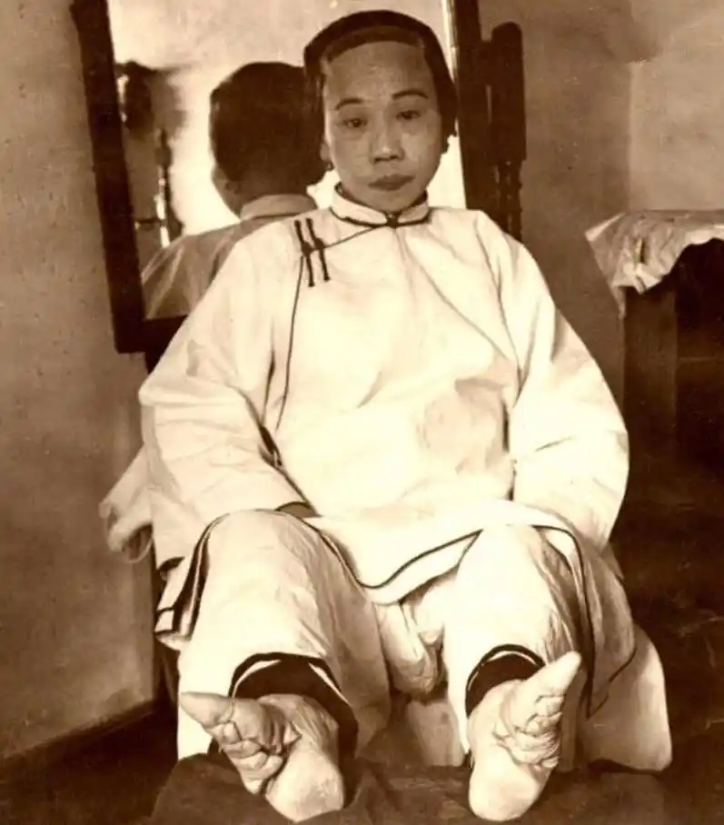 用非常严肃的表情告诉我:"那时候,女孩子不缠足会被别人笑话,只能做下