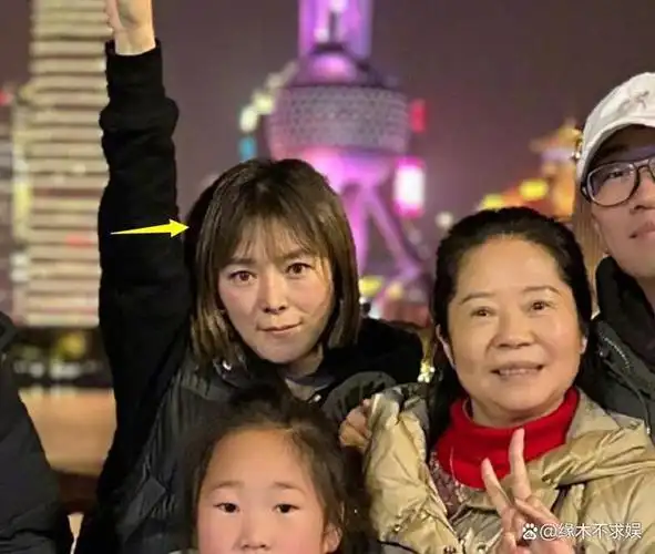 带着妹妹一同上节目,从对比图来看,全家福中的女子确实是杨迪妹妹本人