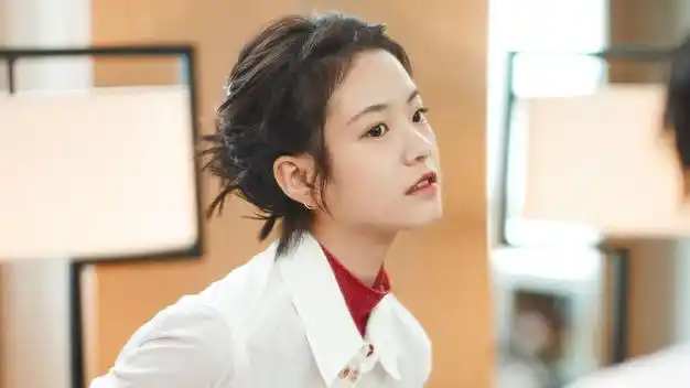 没错,这个人便是沈墨的扮演者李庚希,换做是其他人