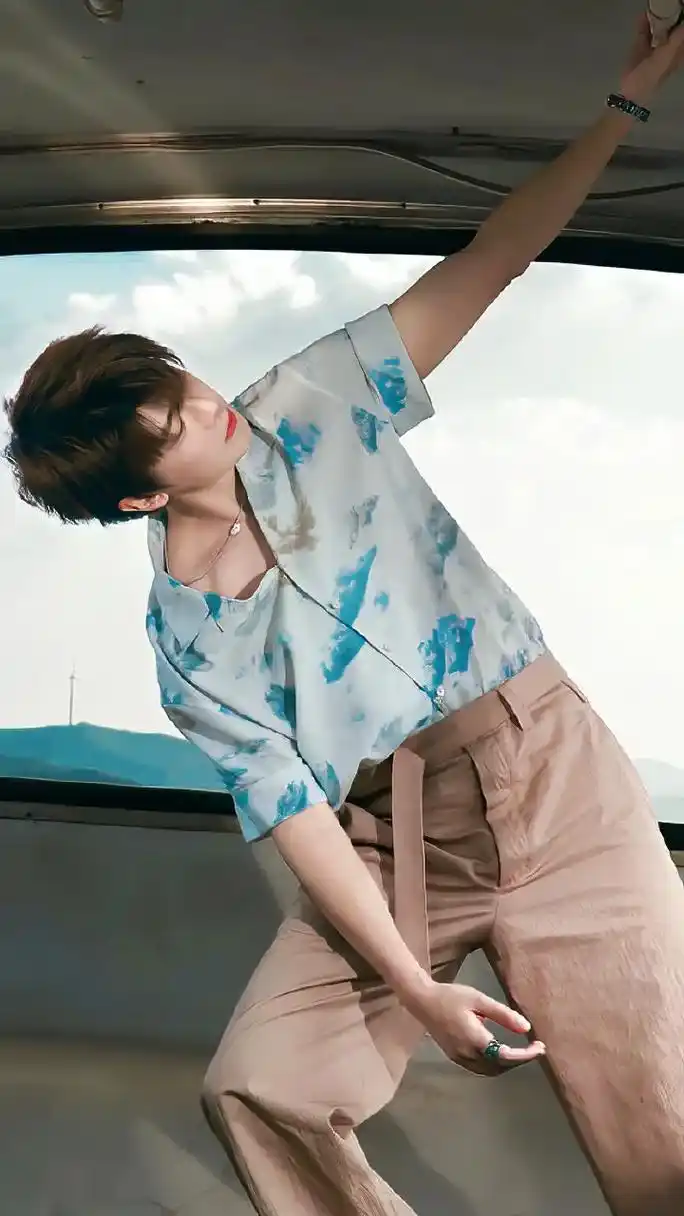 还有谁没见过这个任的锁骨0808 #任嘉伦 #壁纸 #杂志大 - 抖音