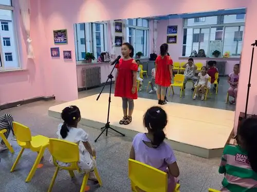 小嗳小主持人口才表演课上的孩子们「新教室,新环境」