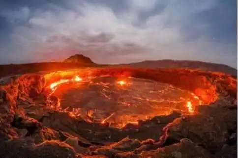 火湖有什么特征熔岩湖有哪些特征岩浆源源不断