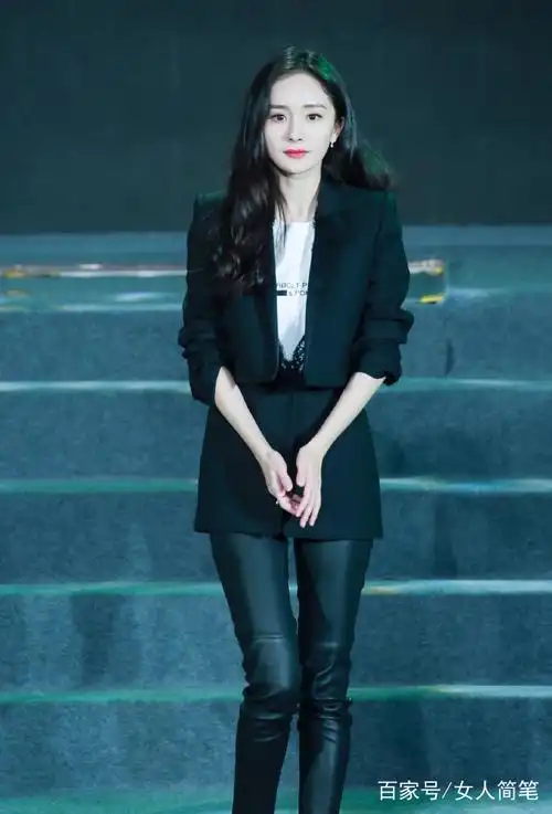 最近刚宣布离婚的杨幂出席活动,一身西装出场,羡煞粉丝