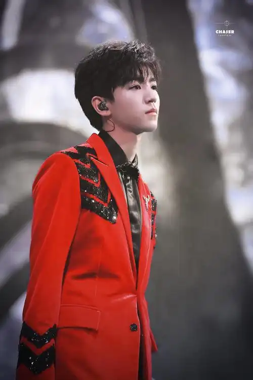 [tfboys][新闻]190126 王俊凯东方卫视春晚路透,招财俊宝陪你过新年