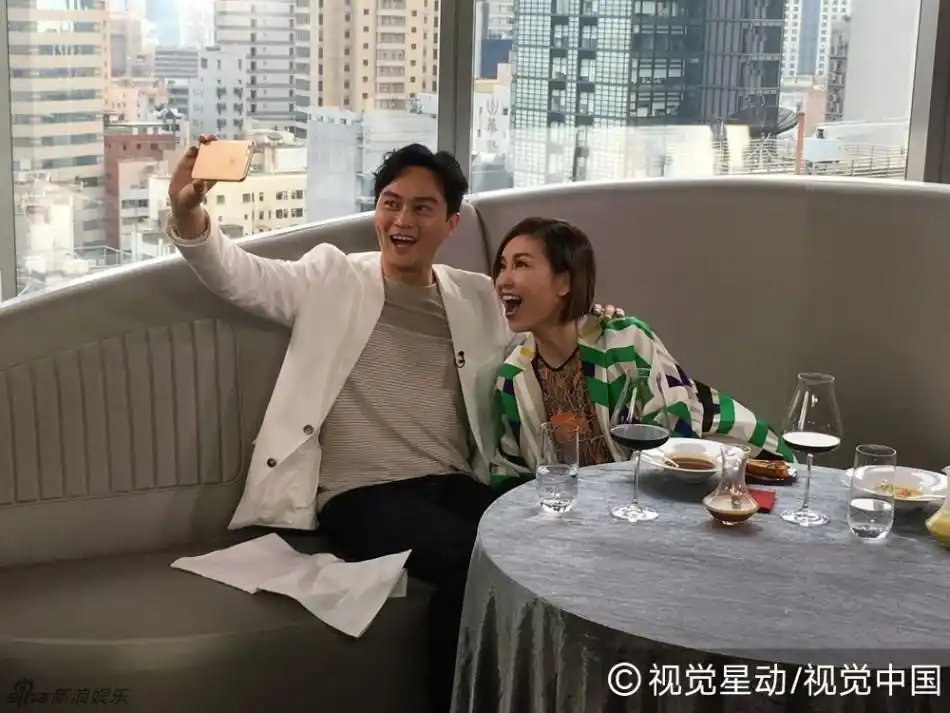 张智霖出席节目当嘉宾 与伍咏薇亲密自拍