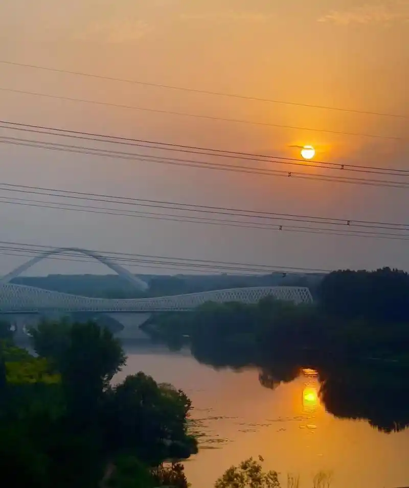 今天,美丽的晚霞再现北京,扮靓天空