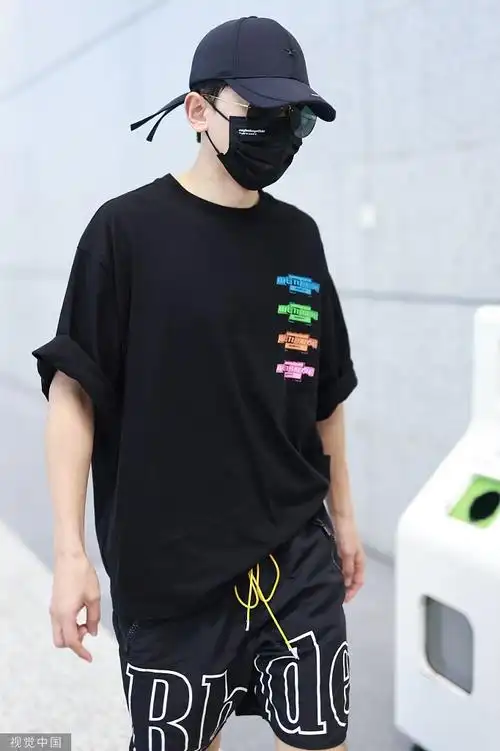 组图:张杰印花短袖搭短裤运动风满满 穿半筒袜一路小跑似少年