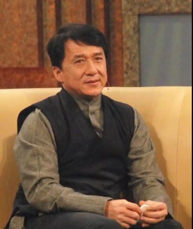 成龙在鲁豫有约中谈自己曾参与过假慈悲