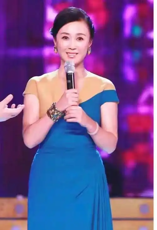 最美妲己傅艺伟风韵犹存穿紧身裙也不老气57岁状态如27岁