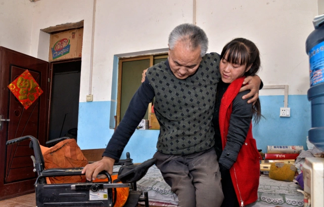 95后女孩郭文瑞,喂牛报恩养父,想找上门女婿一起照顾父亲