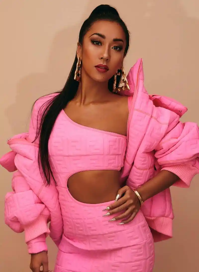 黑皮也能很高级,吉克隽逸化身复古女郎,完美诠释气质穿搭_时尚_白色