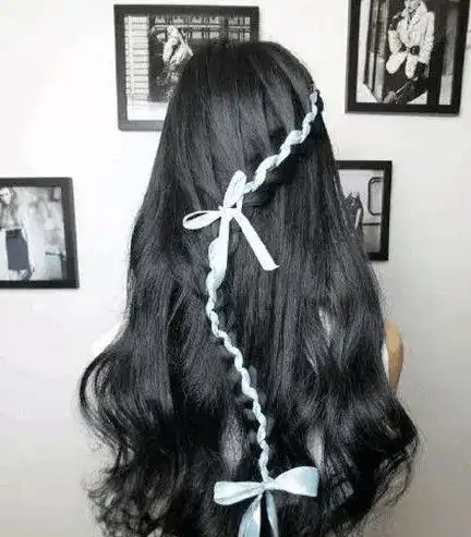 甜美法式瀑布编发,斜拉设计是重点,浅蓝色缎带增加清纯感,减龄不