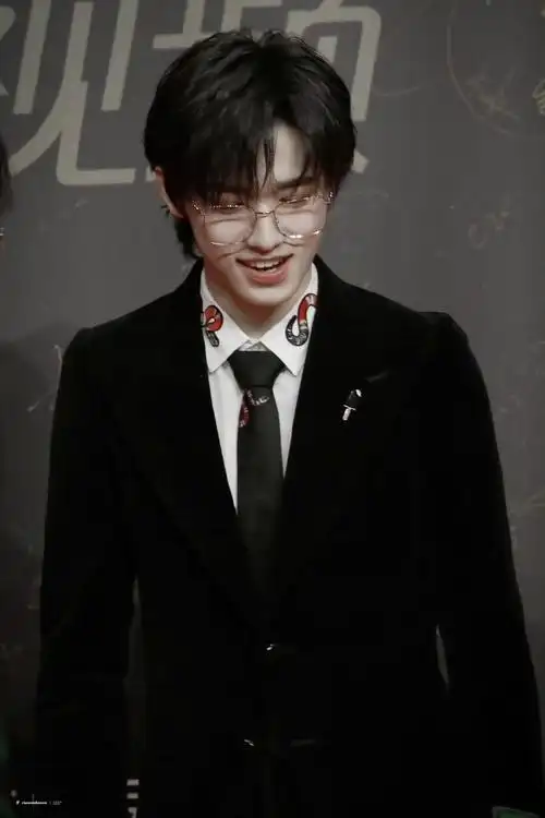 宋亚轩眼镜造型 把眼镜焊上去! - 知乎