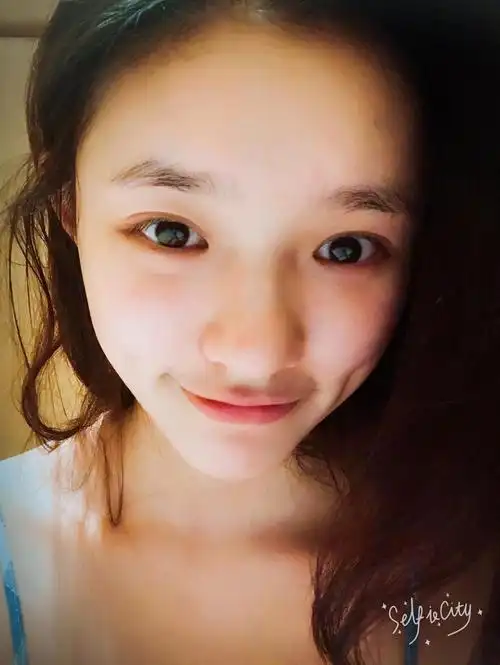 林允肌肤娇嫩歪头甜笑 卖萌搞怪似少女