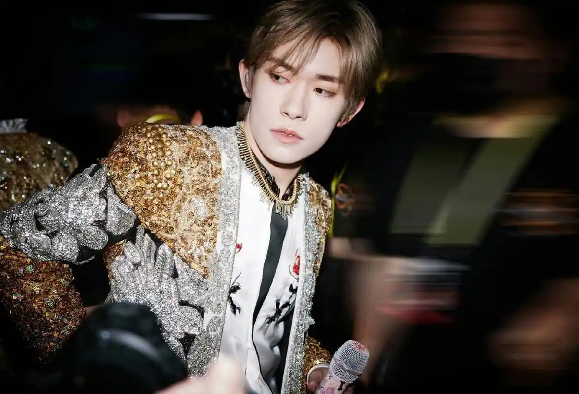 tfboys是在擦玻璃吗#  评论区发一张你认为的易烊千玺十周年神图吧