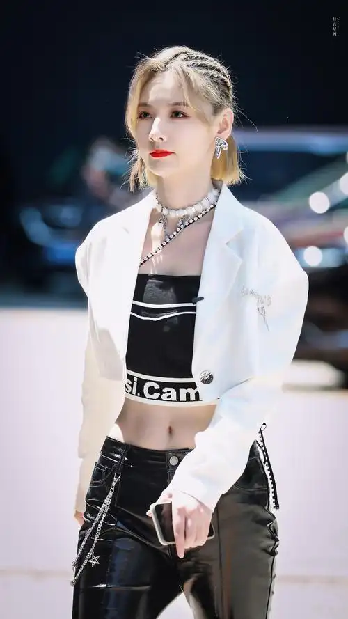 18 赵粤】赵粤金曲青春上班饭拍～低腰皮裤 短款上衣,这细腰和马甲线