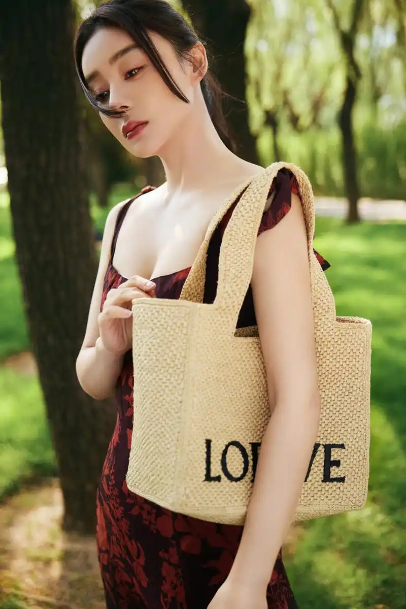 玫瑰可以盛开在荒野, 深海也可以有星光! #袁姗姗#  #娱乐