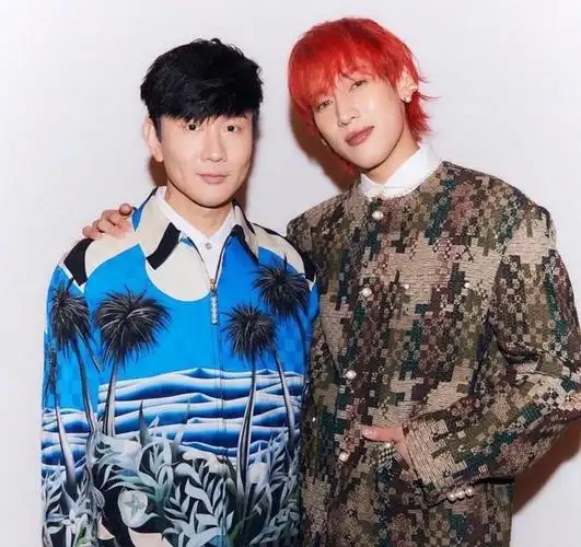 45岁周杰伦对比42岁林俊杰