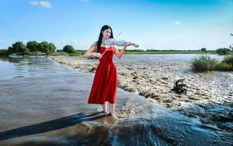 拉小提琴的女人 - 美篇