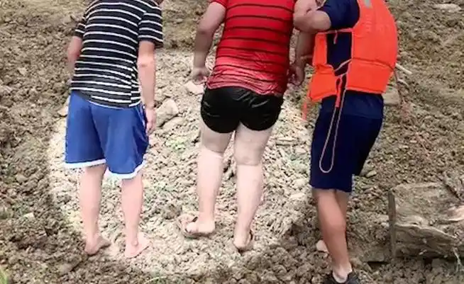 儿子落水被救父亲让鞋光脚走土路