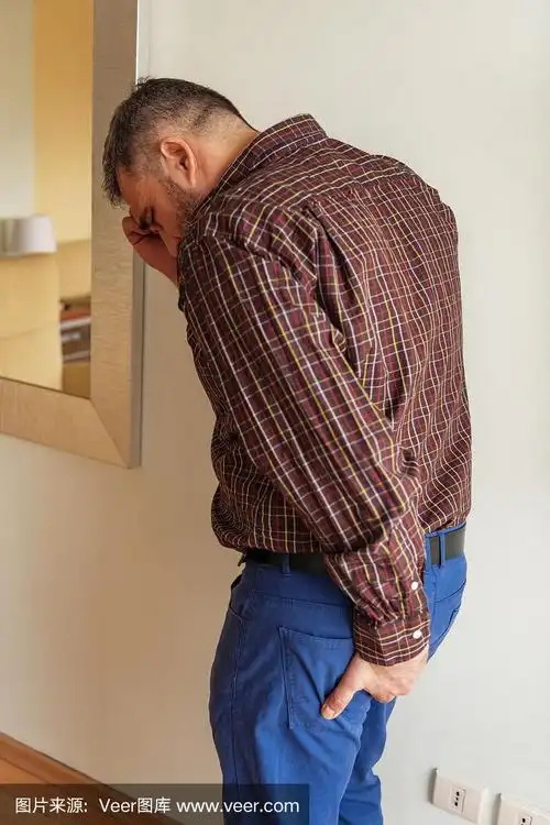 一个长痔疮的男人痛得捂着屁股