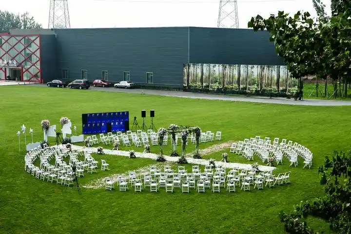 户外草坪婚礼-不一样的舞台设计