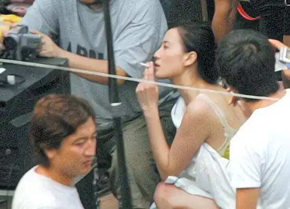 原创宋佳穿着清凉抽烟旧照被曝光颠覆往日清纯形象网友像老烟手