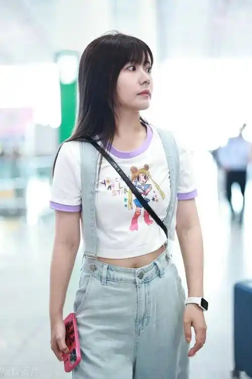 赖美云北京出发,露脐短t搭配背带牛仔裤甜美可爱_机场