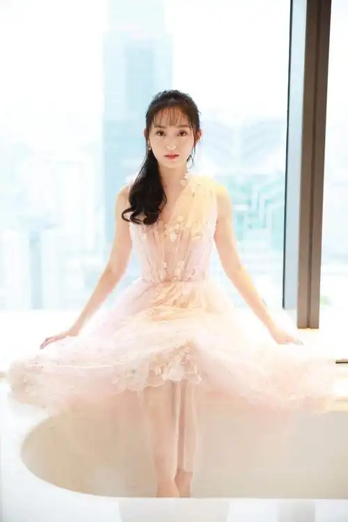 中法国际电影节上海揭幕 灵气少女黄昊月粉色长裙亮相