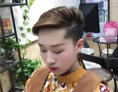 两鬓剃光的女生发型就是这么带感! 酷girl示范剃鬓角发型新玩法