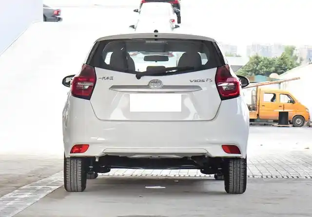 丰田威驰fs:两厢定位,代步省油,顶配不到10万!