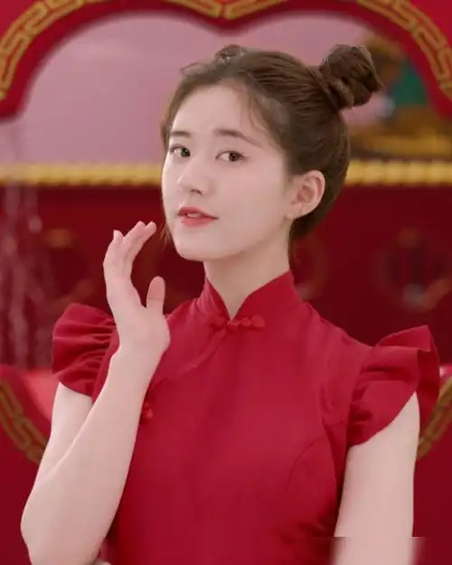 赵露思为证明身材好,故意穿小一码旗袍,这腰细到我崩溃