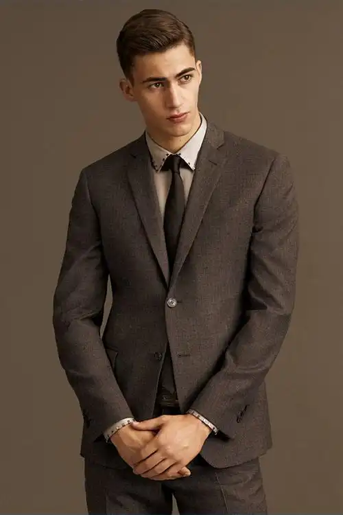 自上一年的秋季大片后,意大利顶级模特alessio pozzi再次与versace