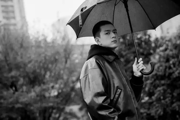 李现寸头造型酷帅写真图片44