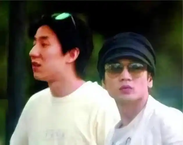 在留学期间,王烁结识了房祖名,但由于后者在国外常常不勤奋学习,王烁