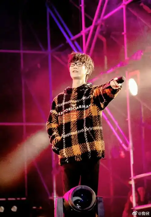 原来冯禧穿的是许嵩的衣服##许嵩冯禧同款卫衣