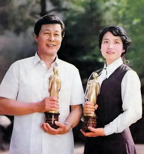 回顾一代男神王心刚和患病妻子65年不离不弃如今怎样了