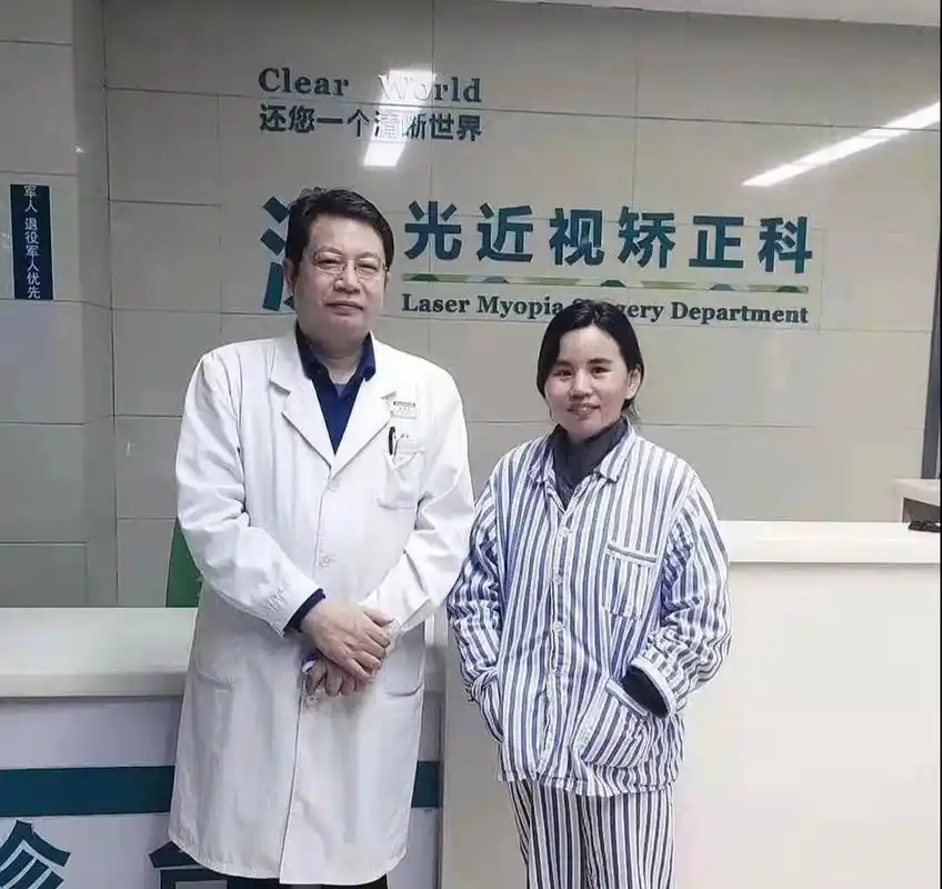 河北2700度超高度近视姐姐摘镜后变化超级大 94姓名:赵姐(化名)73