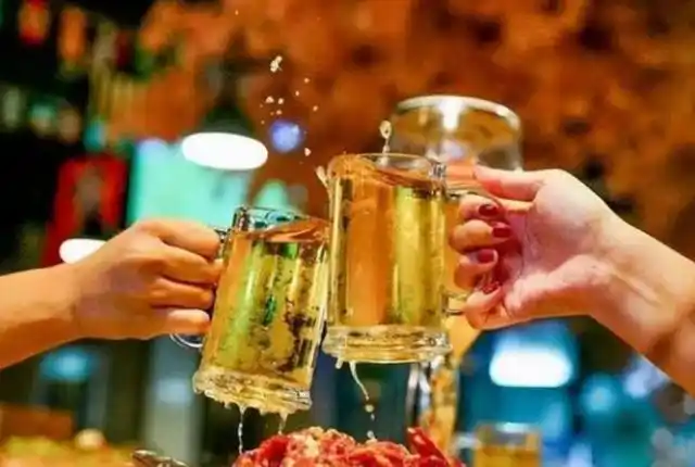 坚持每天晚上喝一杯啤酒,身体会出现哪些变化?医生告诉您真相