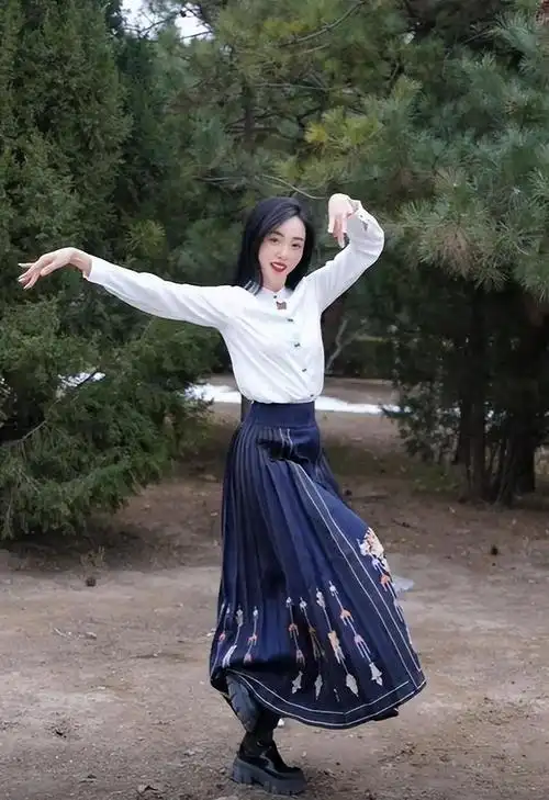 女主播李思思户外秀舞技——离职央视前,李思思经常在节目中秀舞技