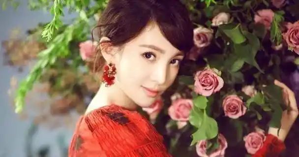 刚爆热吻就"被分手",她和男友老板八字不合?_金晨_董又霖_恋情