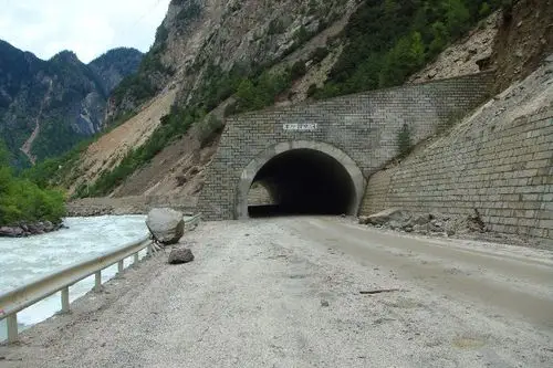 明洞,指的是用明挖法修建的隧道.图为甲中西明洞.